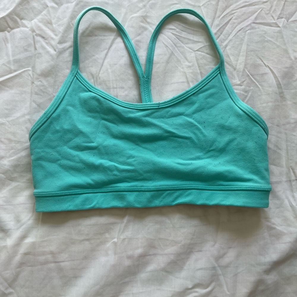 Lululemon Teal Sports Bra with Seamless Design and Moisture-Wicking Fabric